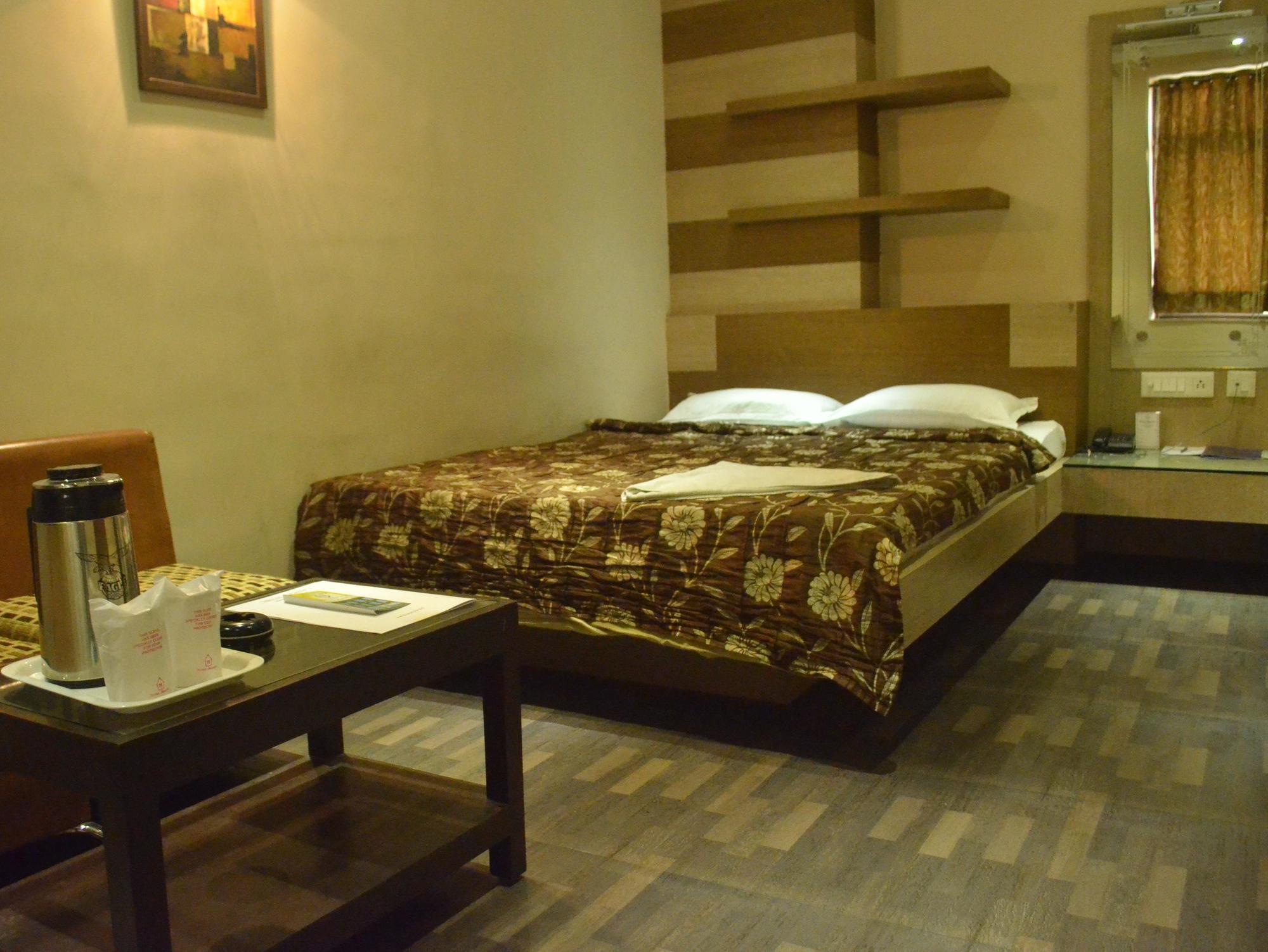 כלכותה Hotel Heaven מראה חיצוני תמונה